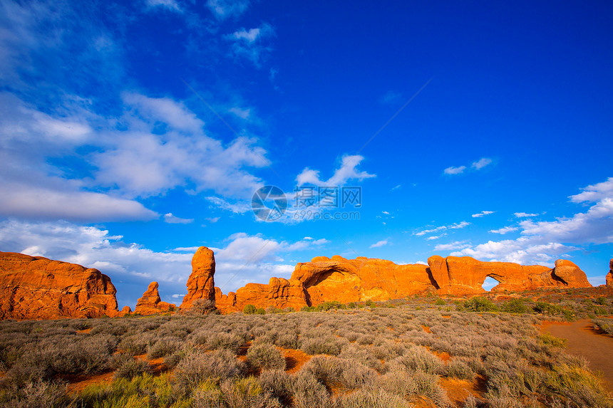 美国Moab Utah国家公园干旱窗户石头岩石悬崖蓝色地标石峰国家沙漠图片