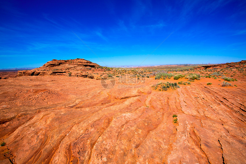亚利桑那州靠近科罗拉多河的沙漠 美国橙色土壤和蓝天空图片