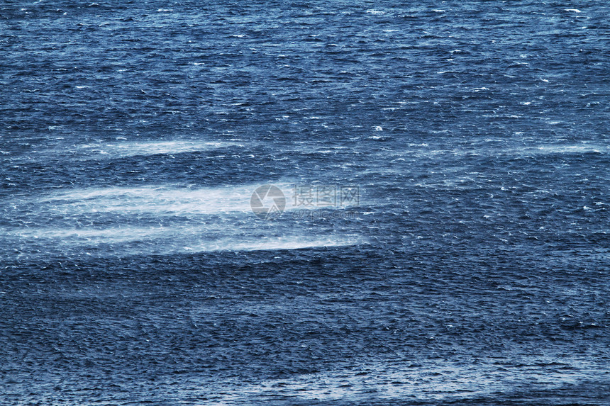 狂浪笼罩着大海戏剧性海浪风暴天气危险愤怒雷雨蓝色图片