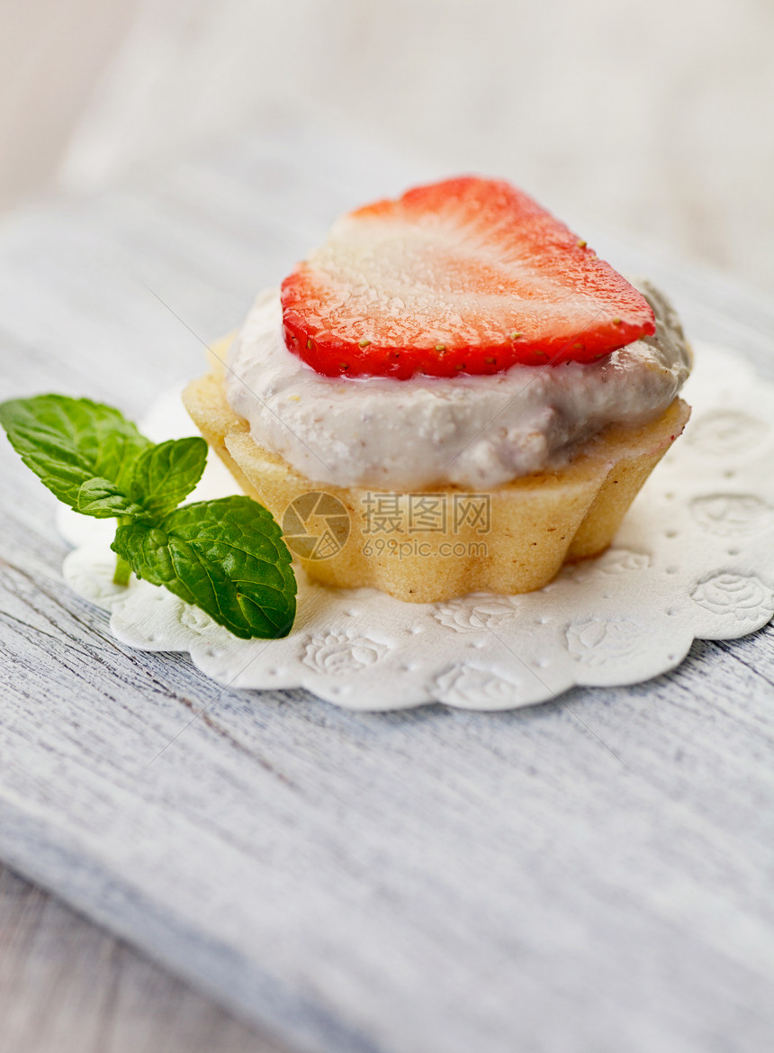 草莓蛋糕巧克力生日水果蛋糕森林木头甜点食物奶油面包图片