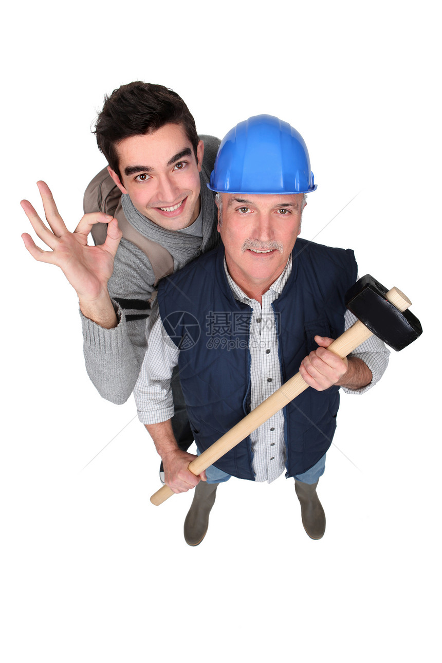 一个杂工和他的实习生经验工人劳动者头盔职业工艺建筑手势男人背包图片