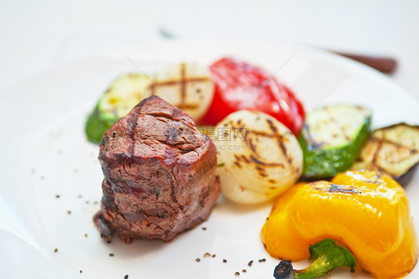牛肉肉和蔬菜胡椒草药牛肉午餐盘子菜单迷迭香餐厅美食炙烤图片