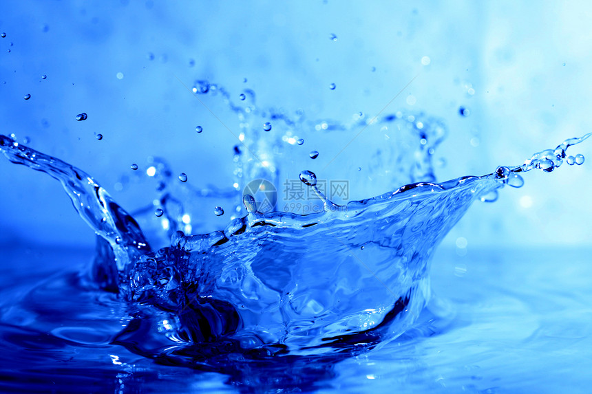 水喷水溪流宏观水滴气泡漂浮波纹速度液体图片