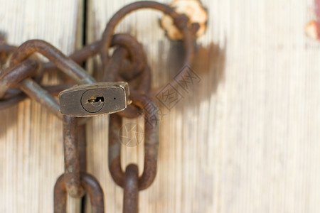 带锁链的旧门门把手链式古董金工木头黄铜金属木制品风化背景图片