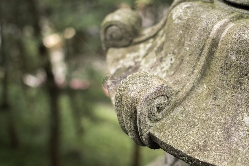 传统的亚洲石器灯笼旅行神道石头岩石雕塑花岗岩寺庙公园花园禅意图片