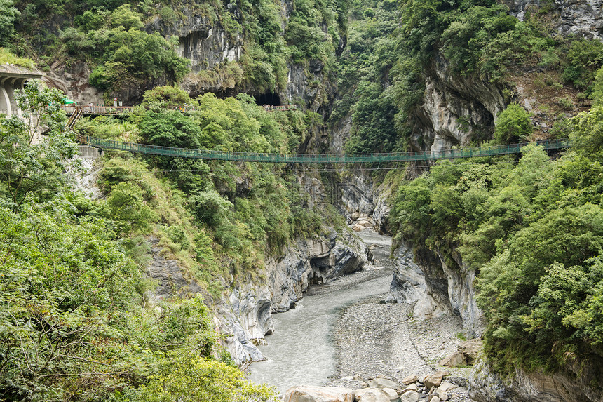Taroko国家公园洞穴小径环境瀑布峡谷溪流戏剧性国家公园风景图片