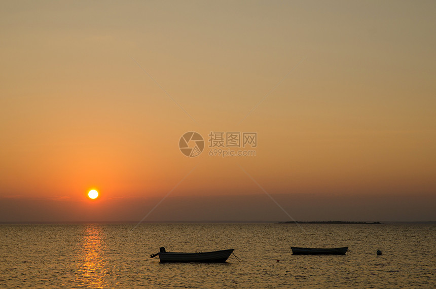 日落时的船海景港口海岸海洋反射蓝色海岸线太阳场景地平线图片