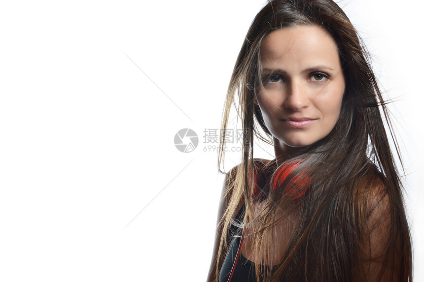 一个美丽的年轻女孩 带着红耳机乐趣享受红色黑发音乐女性图片