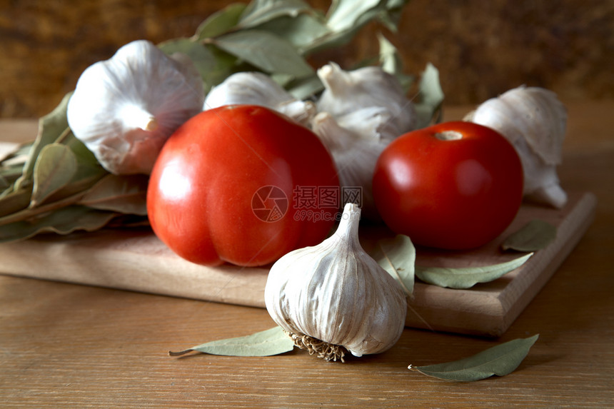 桌上的番茄大蒜和海湾叶树枝蔬菜果汁花园生态红色饮食市场农业桌子静物图片