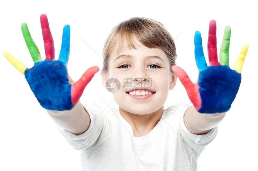 手涂过画的小女孩快乐艺术乐趣手指童年创造力冒充工作室微笑水彩图片