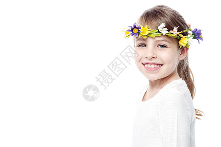 花圈女孩带着花花圈微笑的年轻女孩背景