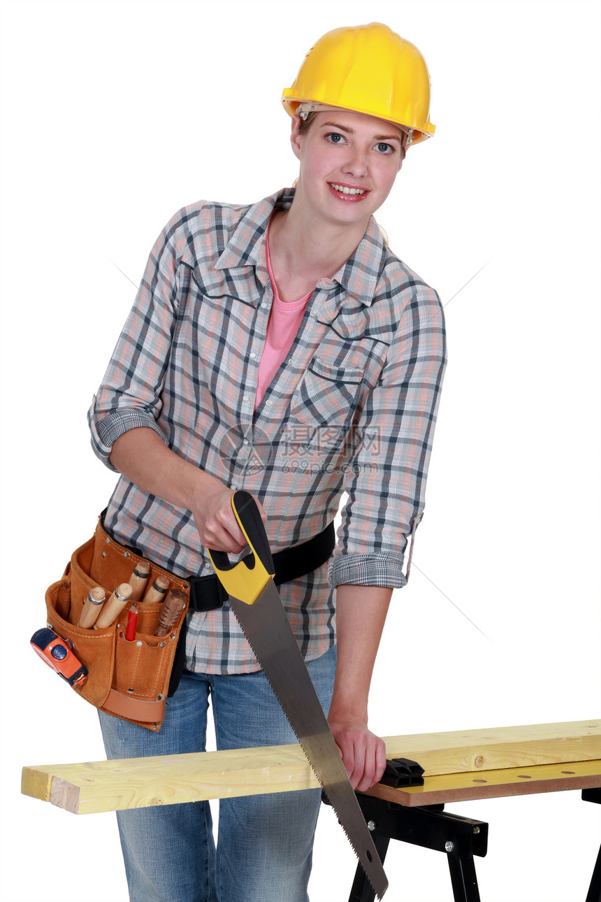 使用锯子的年轻女性木工图片