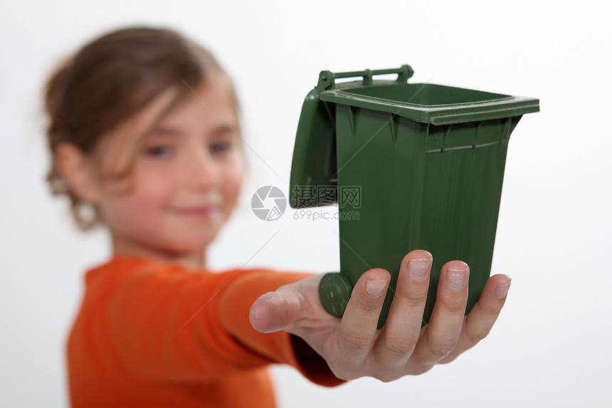 女孩置置回收垃圾箱图片