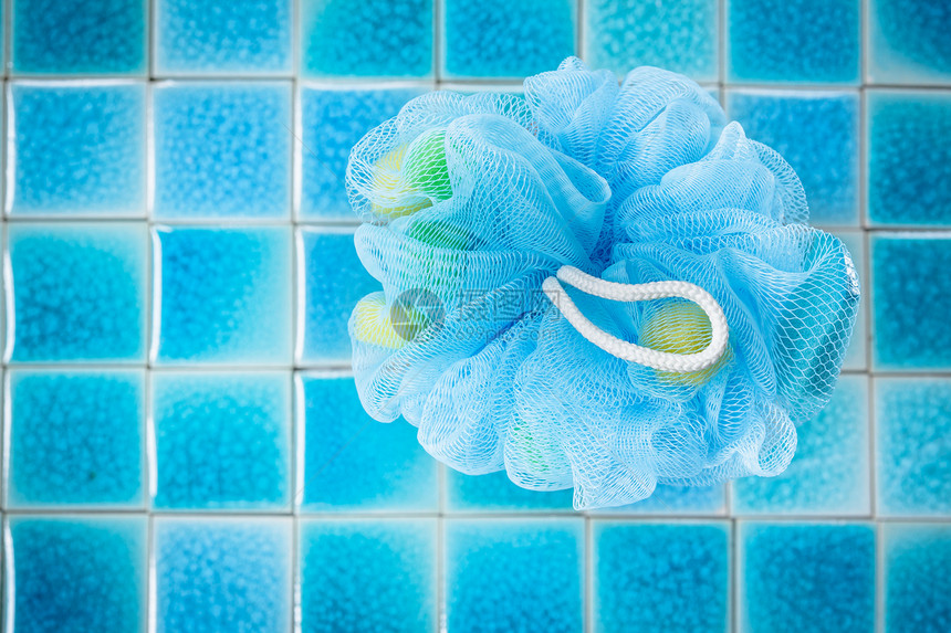 蓝色蓝浴泡布或蓝瓷砖背景的海绵温泉淋浴美丽图案陶瓷肥皂皮肤制品房子灰色图片