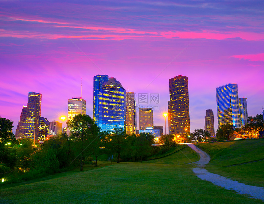休斯顿德克萨斯州现代天线 在公园的日落黄昏时蓝色景观建筑物高楼旅行天际镜子商业中心摩天大楼图片