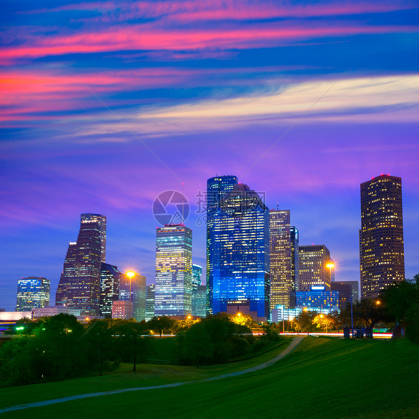休斯顿德克萨斯州现代天线 在公园的日落黄昏时景观办公室反射天空建筑物商业城市职场天际建筑学图片