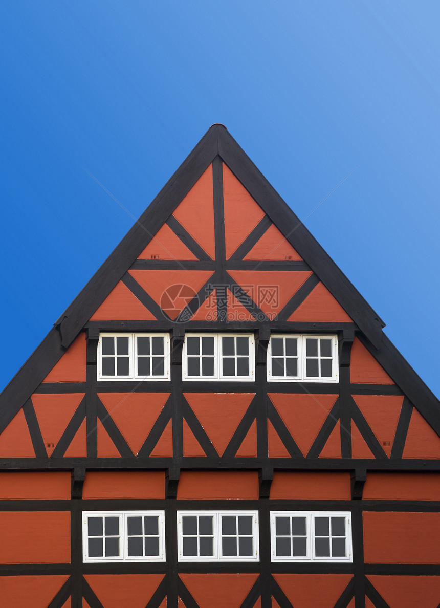 一座巴伐利亚人的房屋的屋顶小屋建筑学红色建筑房子天空蓝色天窗窗户住宅图片