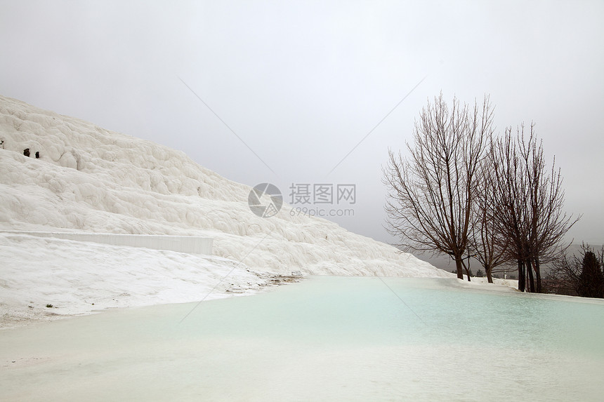 帕穆卡勒盆地矿物石灰华水池阳台蓝色遗产火鸡石灰石游客图片