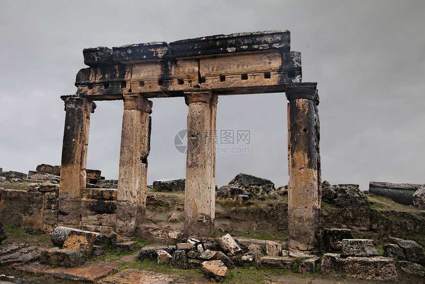 土耳其希拉波利斯古老的废墟火鸡寺庙柱子石头画廊文化天空旅游建筑物古物图片