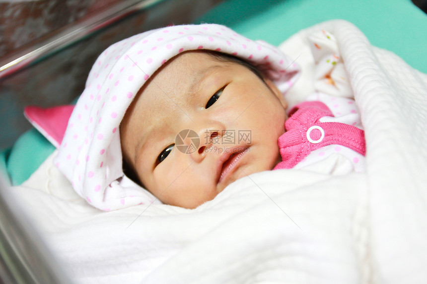 医院中新生的女婴房间女孩幸福微笑童年蓝色白色家庭婴儿毯子图片