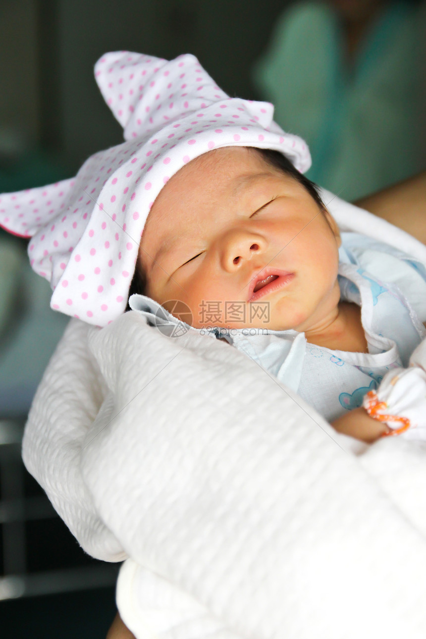 新生儿亚洲女婴睡觉生活白色家庭婴儿童年新生毯子幸福房间孩子图片