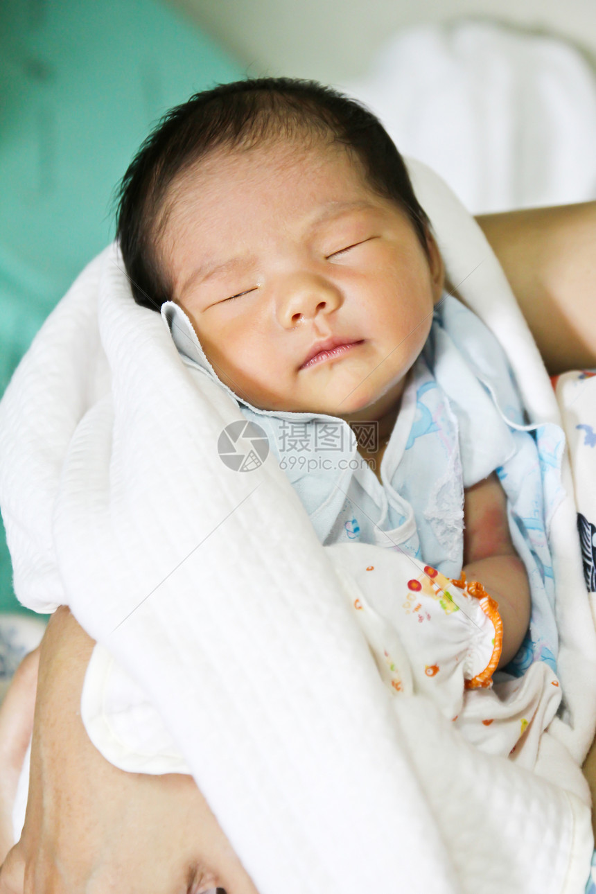 新生儿亚洲女婴睡觉白色蓝色毯子新生说谎生活微笑家庭童年孩子图片