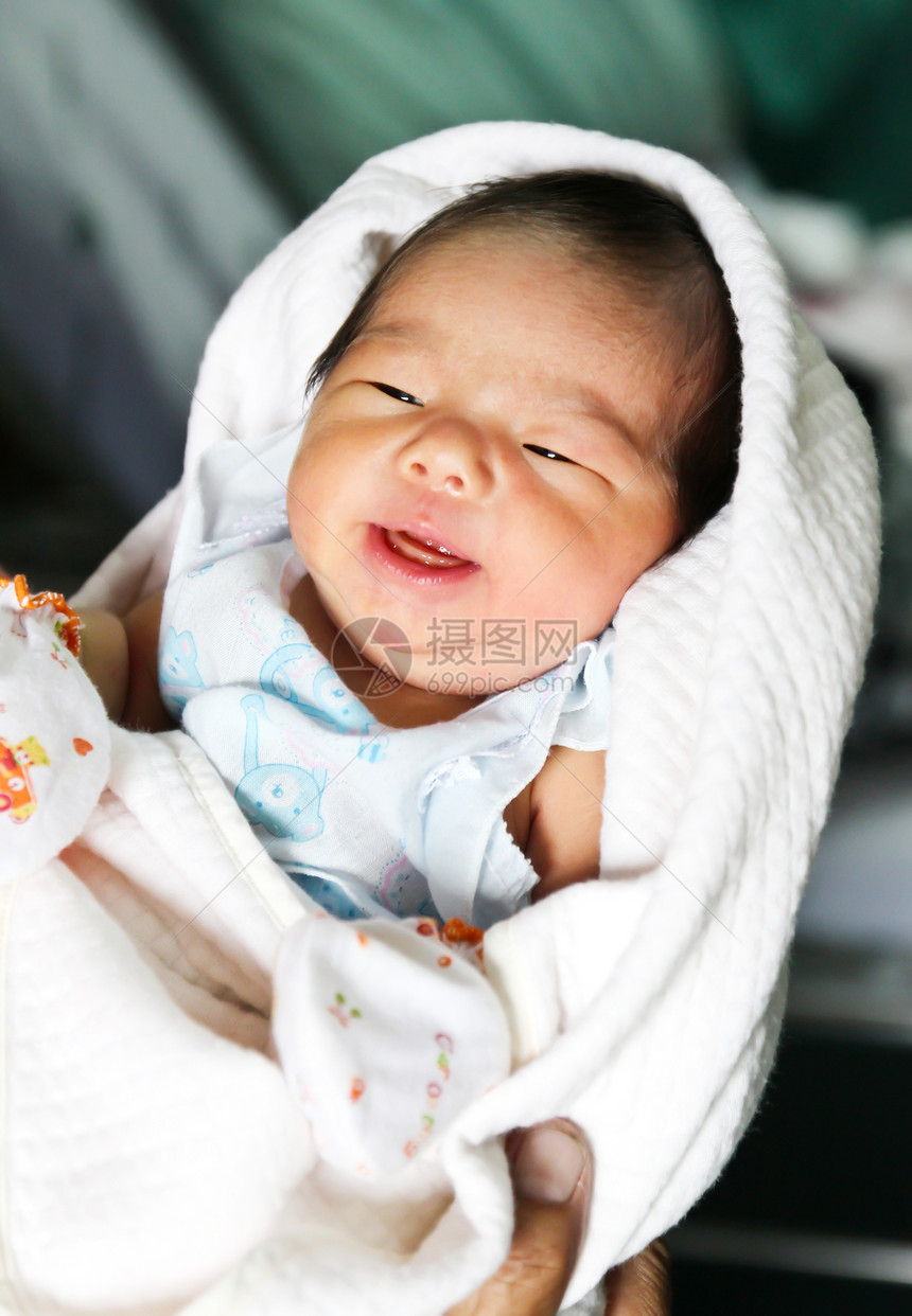 新生的亚洲女婴微笑医院孩子婴儿生活房间幸福白色说谎毯子童年图片