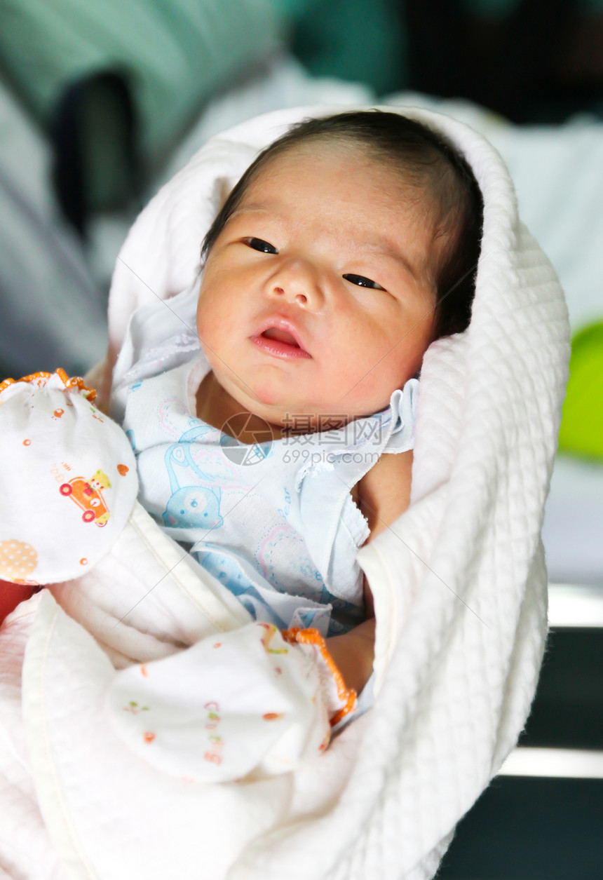 医院中新生的女婴婴儿孩子房间毯子女孩蓝色生活家庭童年微笑图片