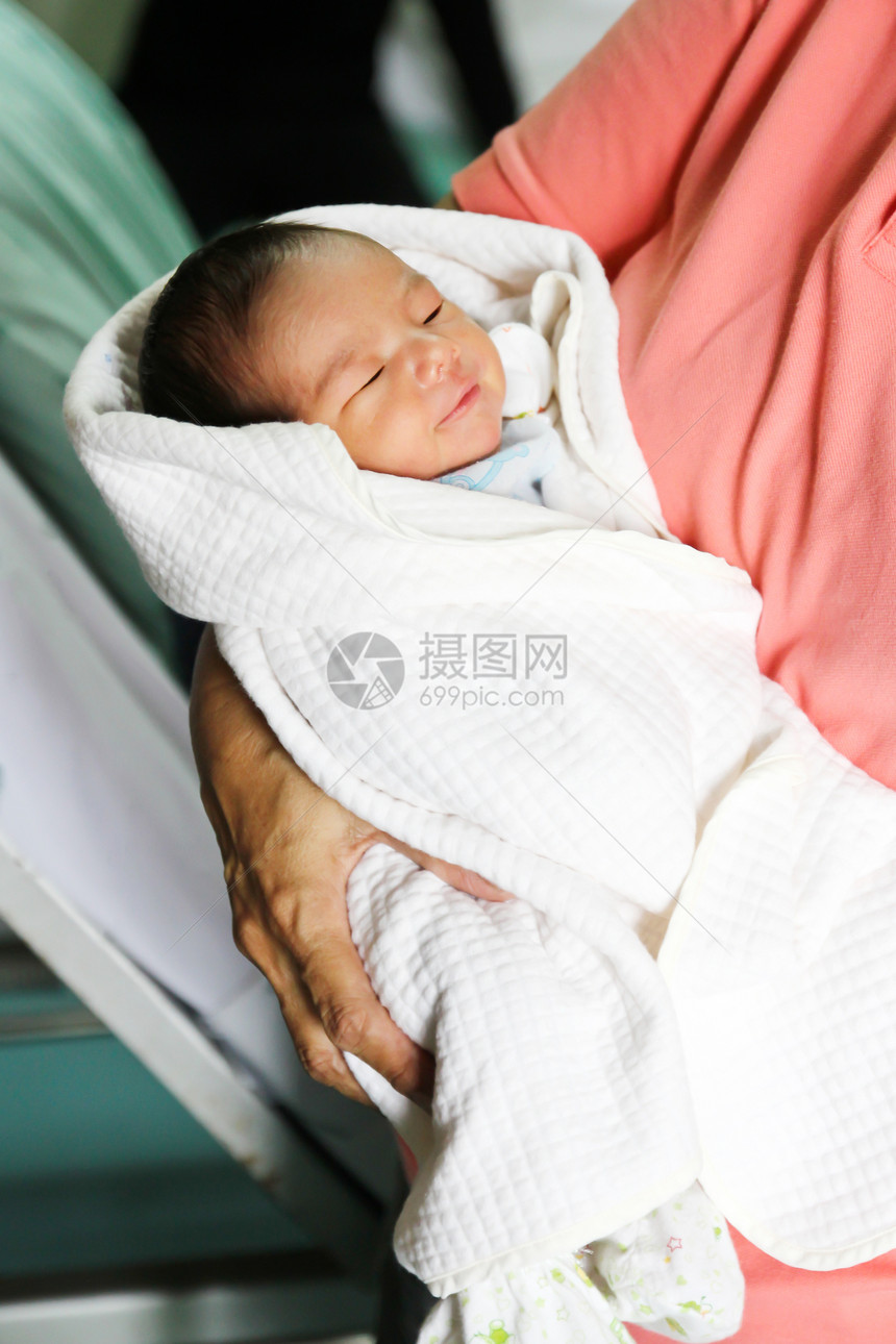 新生儿亚洲女婴睡觉医院新生房间微笑毯子孩子婴儿家庭幸福童年图片