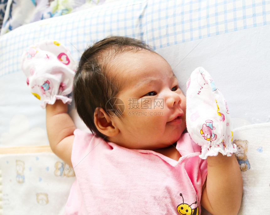 新生亚洲女婴躺在毯子上孩子家庭医院说谎生活女孩房间蓝色微笑白色图片