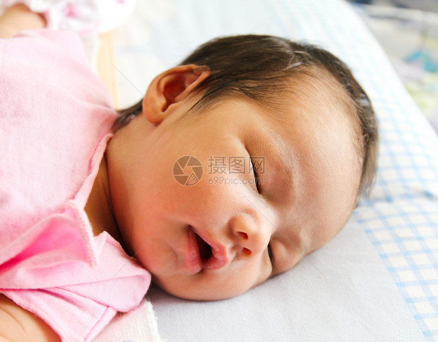 新生儿亚洲女婴睡觉生活房间说谎毯子童年白色医院幸福新生微笑图片