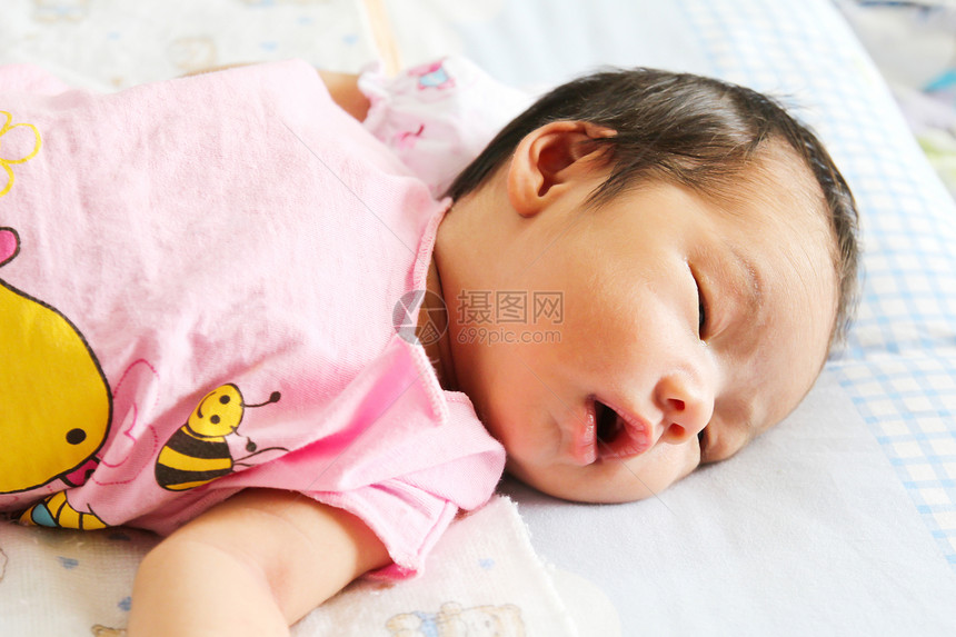 新生儿亚洲女婴睡觉幸福白色家庭童年新生生活毯子医院婴儿蓝色图片