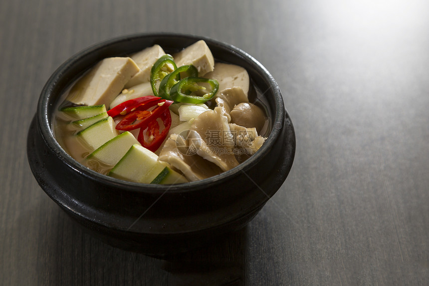 韩语食品红色盘子黄瓜石头豆腐服务蔬菜美食午餐烹饪图片