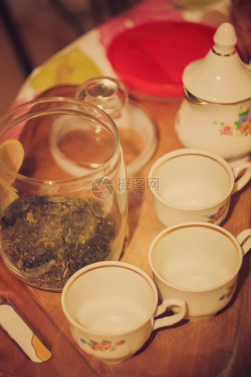 茶茶仪式杯子桌子黏土绿色棕色黄色菜肴土制商品服务图片