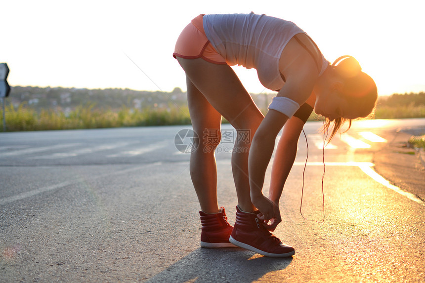 户外健身妇女耀斑活动公园运动员日落跑步锻炼运动娱乐训练图片