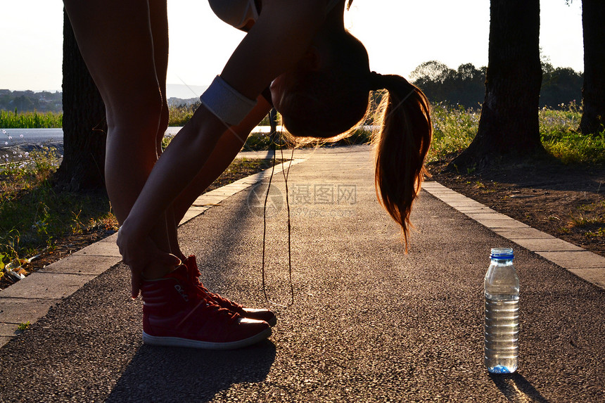 户外健身妇女日出锻炼闲暇训练运动日落公园女性运动员活动图片
