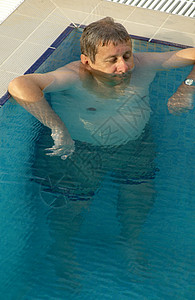 游泳池的胖子背景图片