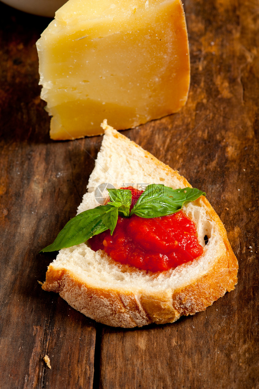 意大利新鲜的意大利番茄和羊乳草药营养香气起动机美食午餐饮食小吃蔬菜图片