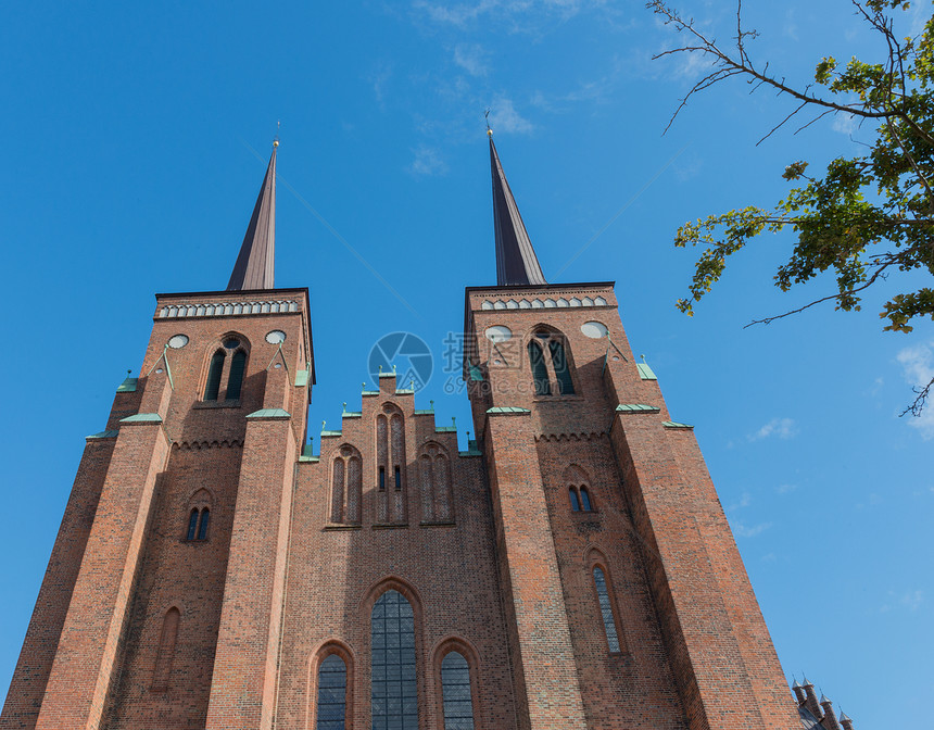 丹麦罗斯基勒大教堂建筑历史性旅行天空大教堂观光蓝天晴天尖塔教会图片