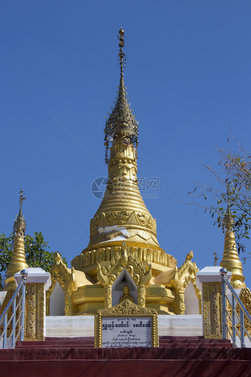 缅甸Mt Popa附近佛教徒Stupa图片