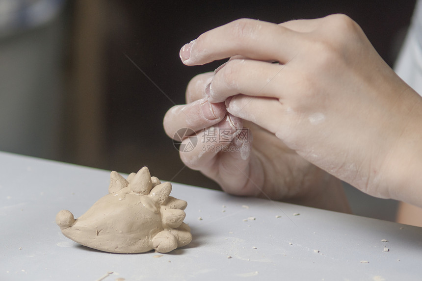 女孩用泥土做玩具孩子陶瓷手工学习陶器雕塑家商业手指艺术家工艺图片