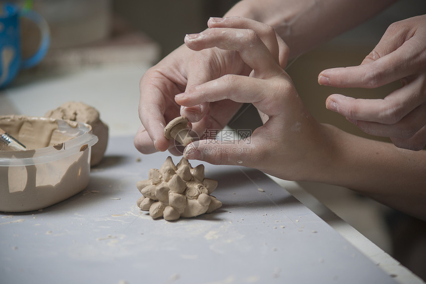 女孩用泥土做玩具陶瓷设计师创造力洞察力女性雕塑家艺术家手工车轮商业图片