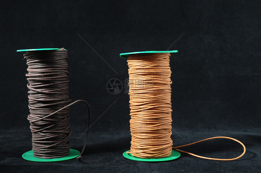 双线卷管子布线电缆缠绕工业网络电线纤维纺织品白色图片