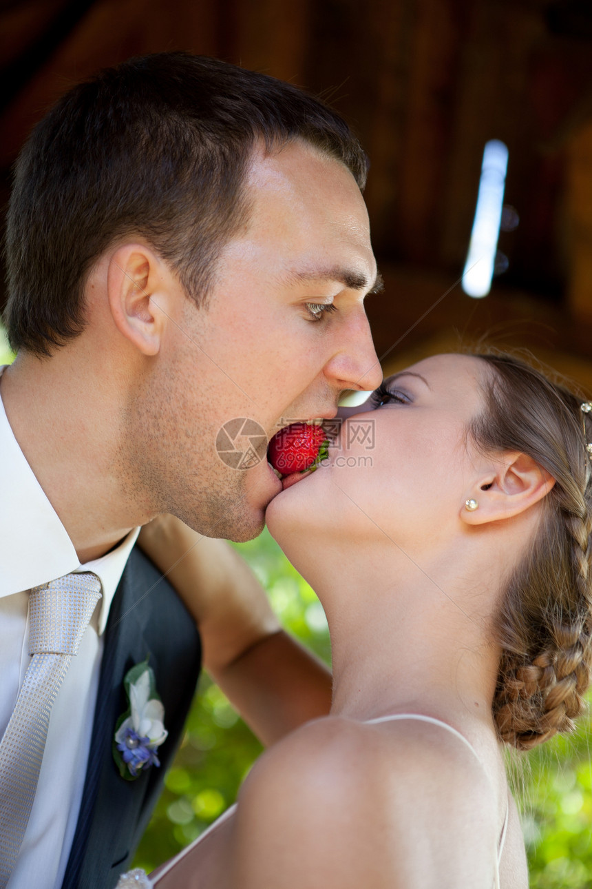 快乐的年轻夫妇庆典女性裙子花束水果美丽套装婚礼夫妻乐趣图片