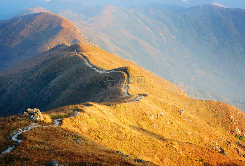 山区之路高地石径草地杂草爬坡场地远足路径天空人行道图片