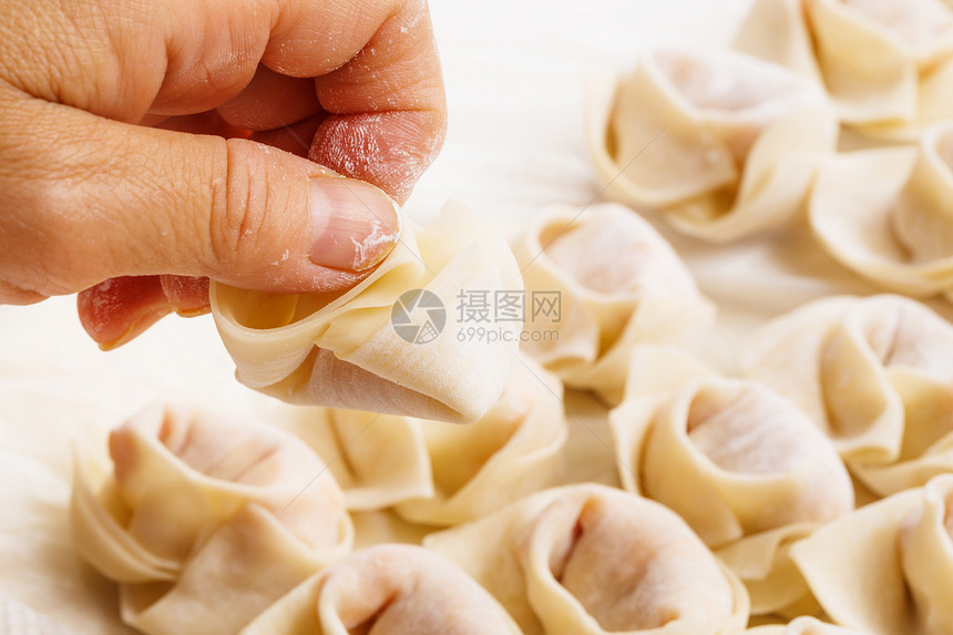 自制的中国包装手工新年烹饪蔬菜饺子雕刻水角节日人手南瓜图片