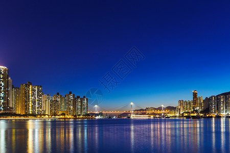 夜间在香港的住宅楼景观青衣城市民众市中心天际海岸公寓海景建筑背景图片