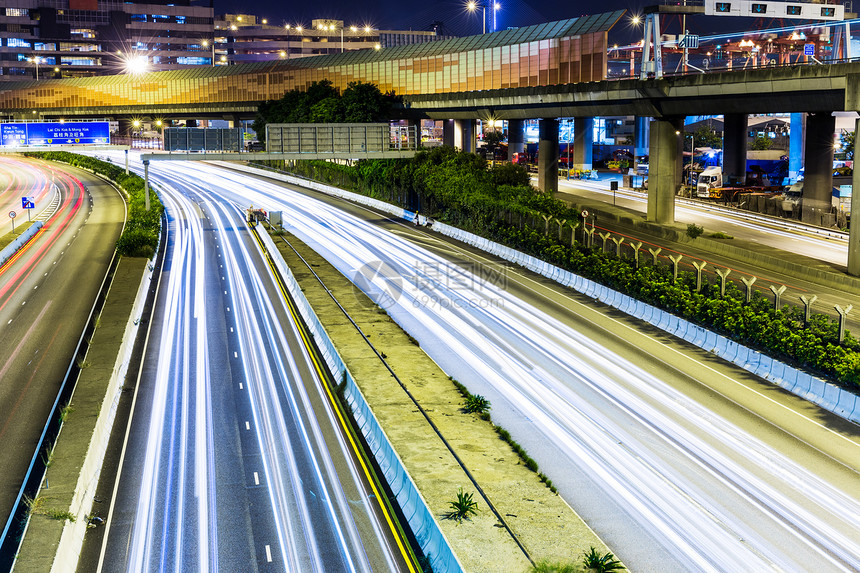 晚上在高速公路上繁忙交通轨迹通道视角城市景观运动建筑红绿灯踪迹图片