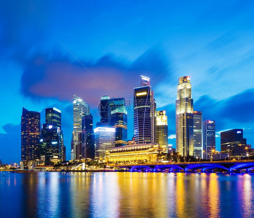 晚上新加坡城市天际建筑学码头街道螺旋酒店民众景观圆顶交通船舶图片