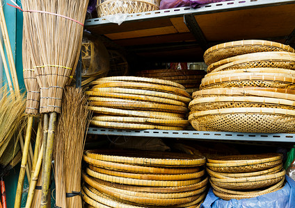 稻草扫帚供出售的Wicker手工制作木制篮子背景